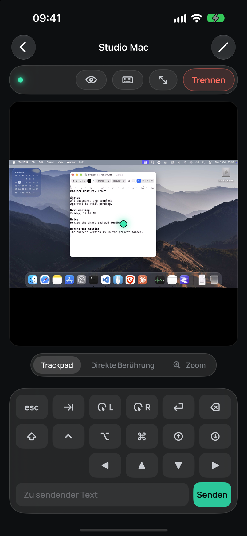 Telkino auf dem iPhone, verbunden mit einem Mac: Berglandschaft, TextEdit und Dock, darunter Trackpad-Modus und Eingabetasten